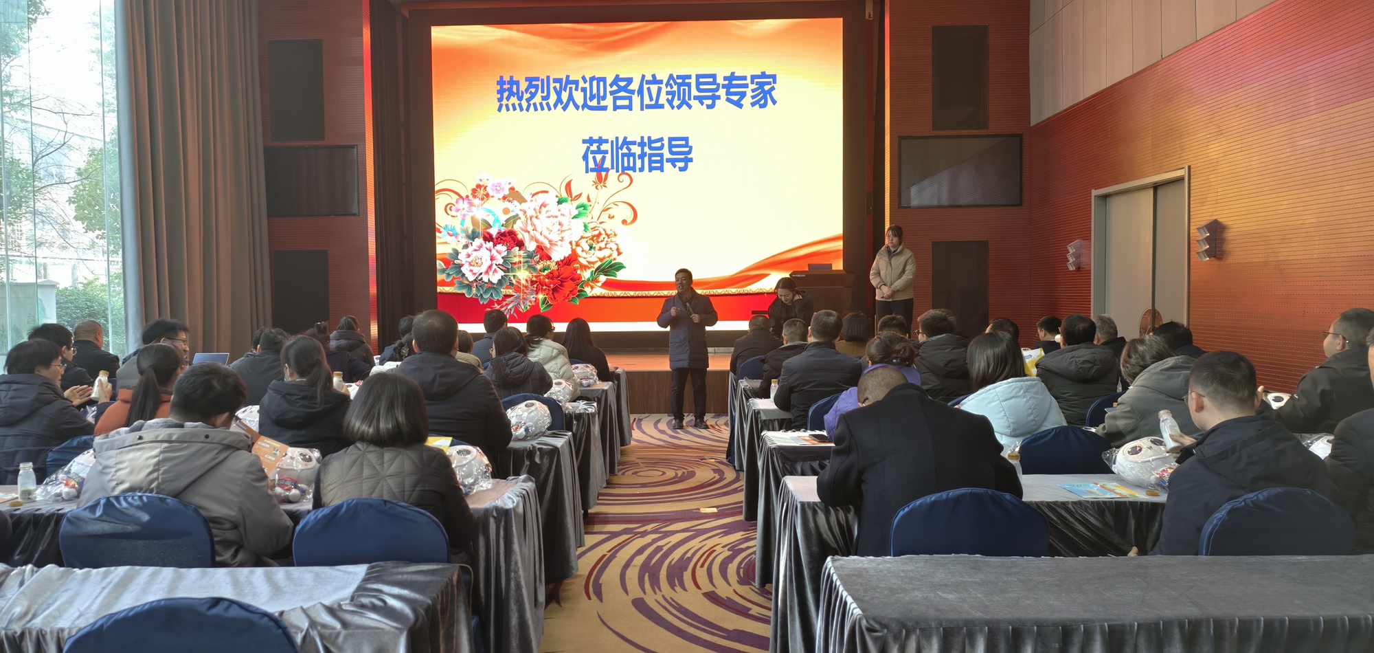 河南省委党校高级专家专题研修班走进河南DHI，为河南奶业把脉问诊 12.16