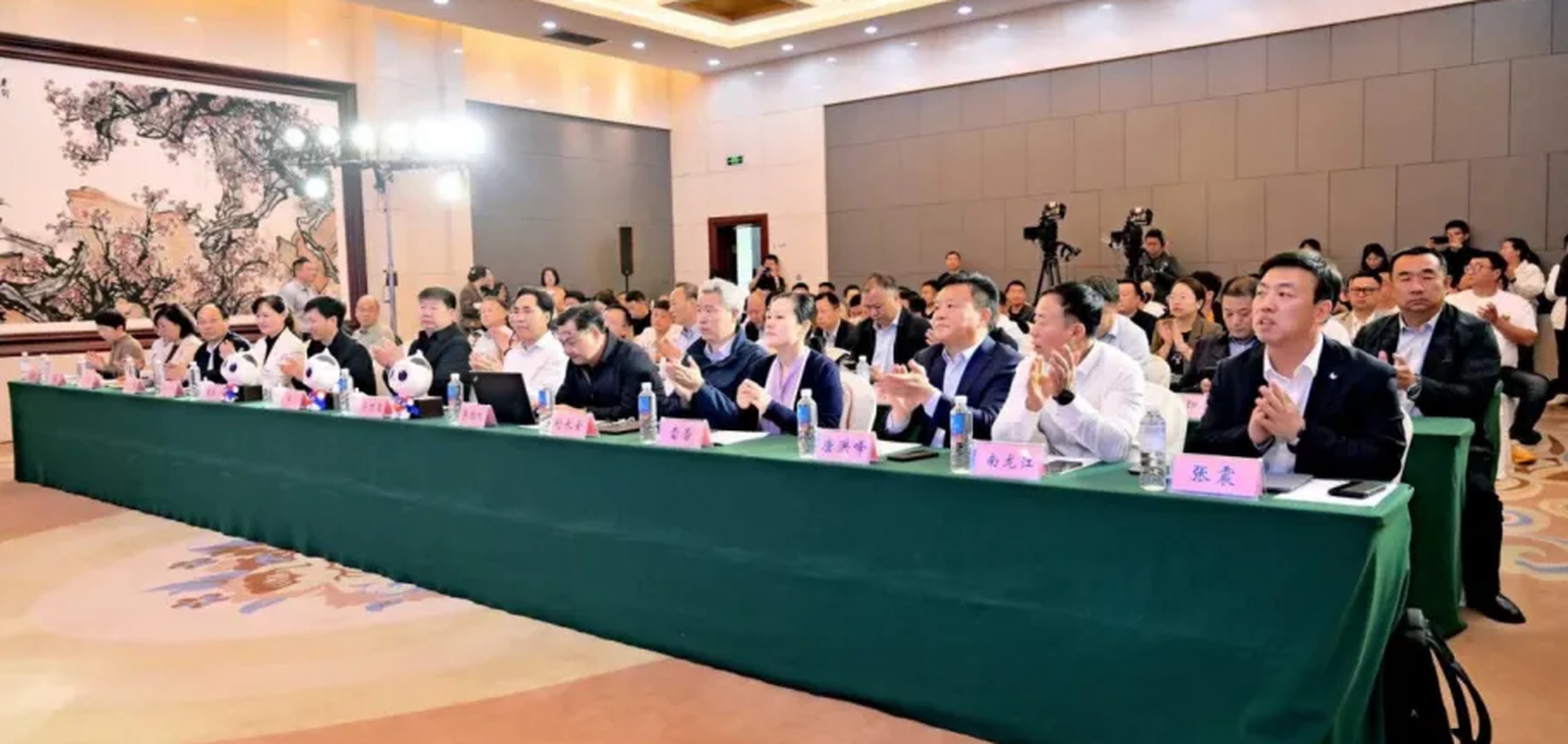 “河洛云牧”智慧奶业平台发布仪式暨中原奶业破局发展研讨会圆满落幕 4.17